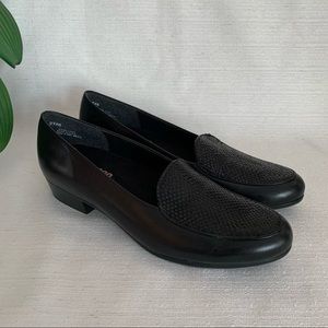 NWOT Munro Mallory Black Snake Shimmery Leather Loafer Flats 
USA Woman’s 8M